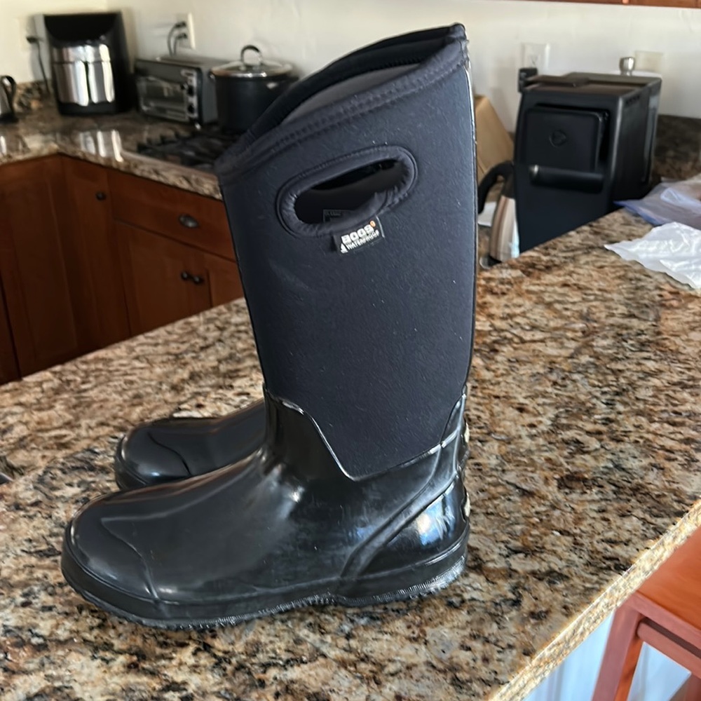 Like new Bogs Classic- ladies 10/41